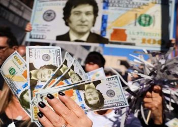 Milei adia medidas e BC anuncia restrição à compra de dólares na Argentina