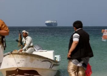 Após ataques a navios, coalizão encabeçada pelos EUA vai criar corredor seguro no Mar Vermelho; líder rebelde diz que responderá com mísseis