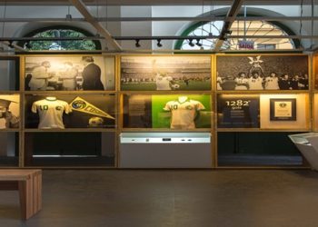 O museu reúne exposições, fotos, vídeos e acessórios que acompanharam Pelé ao longo de seus mais de 20 anos de carreira no futebol.