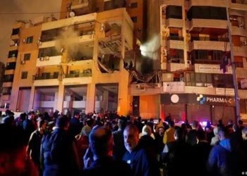 Multidão reunida diante do edifício atingido pela explosão que matou vice-líder do Hamas num subúrbio de Beirute
(Foto: Bilal Hussein/AP Photo/picture alliance)