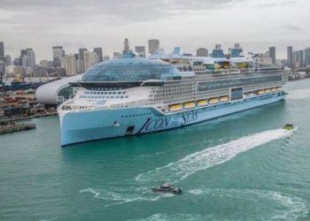 O Icon of the Seas, com 20 decks, conta com sete piscinas, seis tobogãs e mais de 40 restaurantes, bares e lounges (Getty Images)