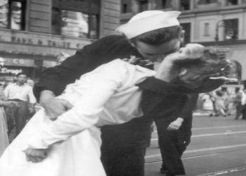 Foto conhecida como "O beijo", de um marinheiro beijando uma enfermeira na Times Square em 14 de agosto de 1945. — Foto: Victor Jorgensen/Marinha dos EUA via AP