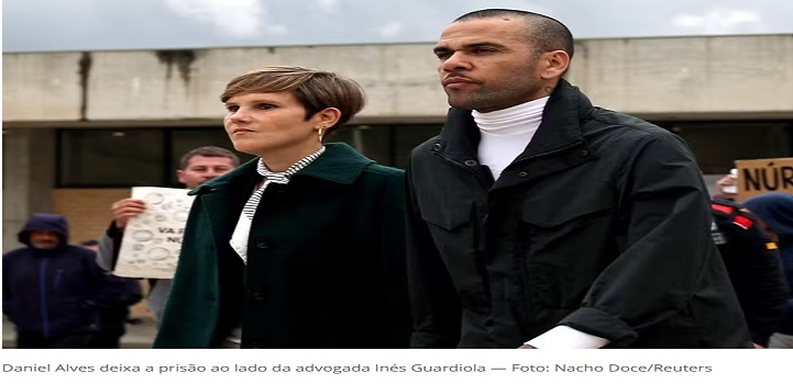 Daniel Alves deixa a prisão ao lado da advogada Inés Guardiola