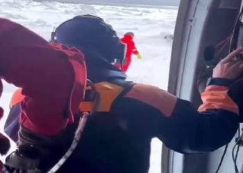 Foram resgatados, esta segunda-feira, 40 pescadores de um bloco de gelo que estava à deriva na Rússia