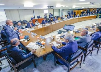 No encontro, Lula discutiu com os ministros sobre estradas, além dos sistemas de energia elétrica, de telecomunicações, de portos e aeroportos
Ricardo Stuckert/PR