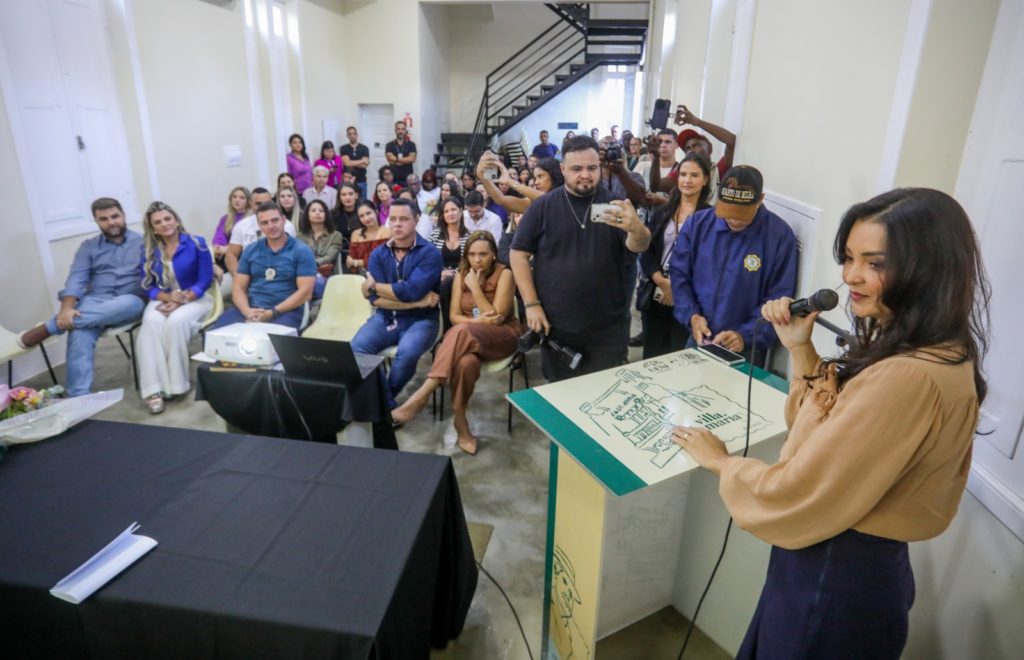 10 anos do Deam: prefeito de Campos dos Goytacazes, Wladimir Garotinho, na plateia da delegada Madeleine