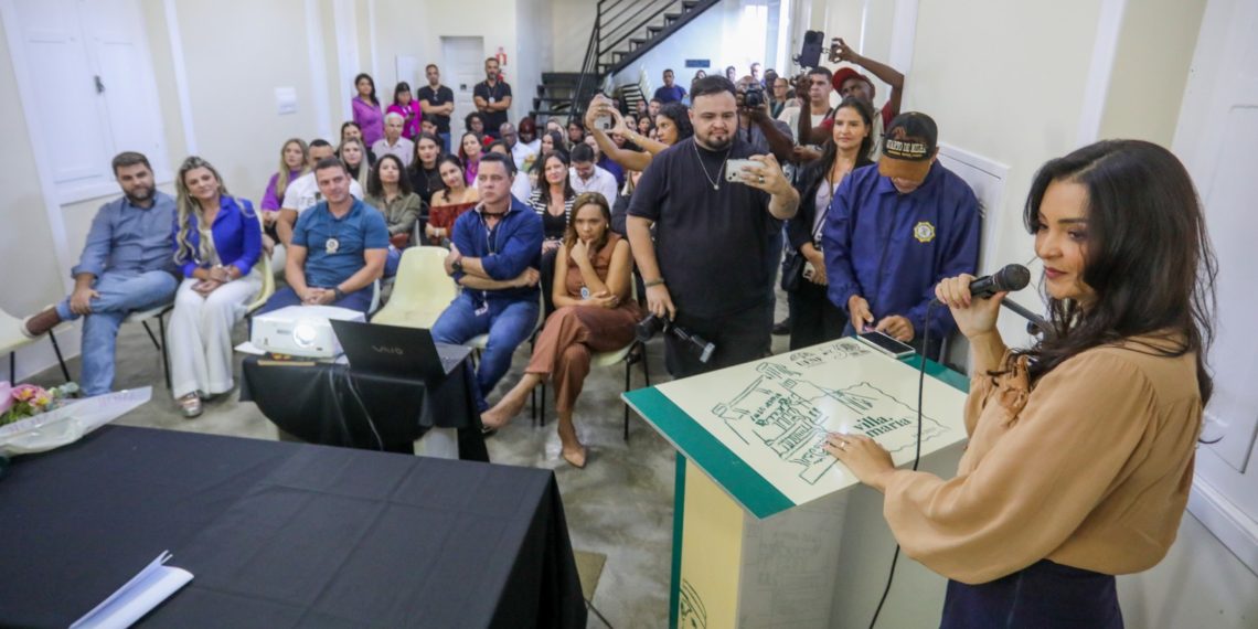 10 anos do Deam: prefeito de Campos dos Goytacazes, Wladimir Garotinho, na plateia da delegada Madeleine