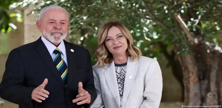 Presidente Luiz Inácio Lula da Silva posa para foto com a primeira-ministra italiana e anfitriã da cúpula do G7, Giorgia Meloni (Foto: Reprodução - Print - DW Brasil/Reuters)