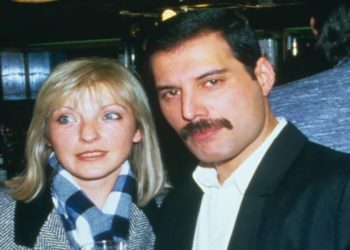 Mary Austin e Freddie Mercury (1946-1991) em foto dos anos 1980 — Foto: Getty Images