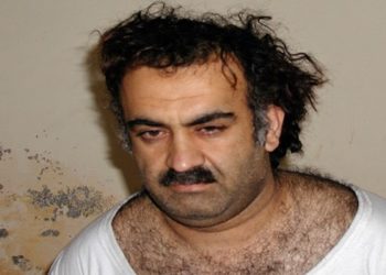 ARQUIVO - Khalid Sheikh Mohammed, o suposto mentor do 11 de setembro, é visto logo após sua captura durante uma operação no Paquistão, em 1º de março de 2003.
Foto/arquivo AP