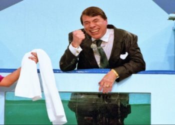 Silvio Santos se molha após brincadeira do programa Topa Tudo Por Dinheiro (1992)

Crédito: Reprodução/Instagram Programa Silvio Santos
