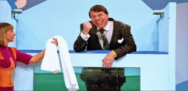 Silvio Santos se molha após brincadeira do programa Topa Tudo Por Dinheiro (1992)
Crédito: Reprodução/Instagram Programa Silvio Santos