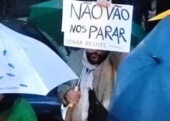Manifestante brasileiro apoia a Casa Odara: 'Não vão nos parar' — Foto: Divulgação para Portugal Giro