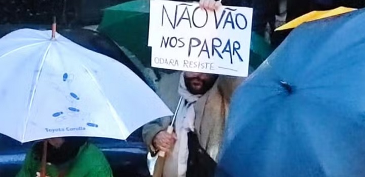 Manifestante brasileiro apoia a Casa Odara: 'Não vão nos parar' — Foto: Divulgação para Portugal Giro