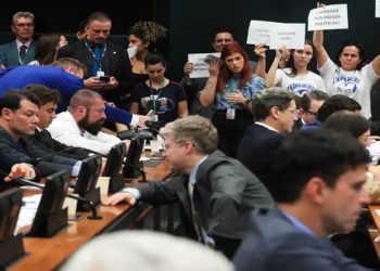 Projeto que concede anistia a golpistas do 8/1 avança na Câmara