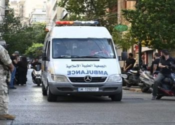 Ambulâncias em Beirute, Líbano, enquanto as forças de segurança atuam após explosões de pagers • Houssam Shbaro/Anadolu via Getty Images