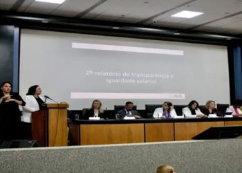 Mulheres ganham 20,7% a menos do que os homens em empresas com mais de 100 funcionários