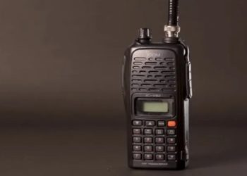 Walkie-talkie da Icom, do modelo antigo IC-V82 utilizado como explosivos em ataque contra o Hezbollah em 18 de setembro de 2024 • Reuters