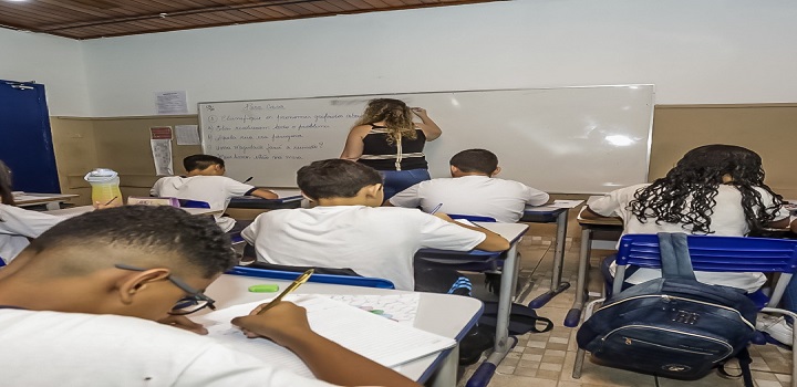 Migração: Mais de 4.000 professores já concluíram o projeto e passaram a ter carga horária de 18 para 30 horas semanais