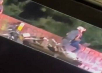 PM ARREMESSA HOMEM DE PONTE