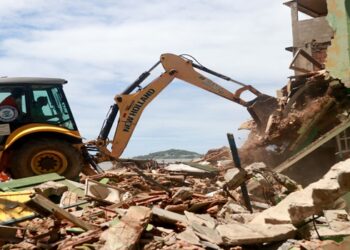 Prefeitura de Macaé remove 30 casas em área de risco da Fronteira