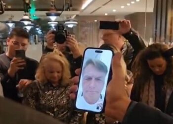Impedido de comparecer à posse de Trump, Bolsonaro participa de oração por vídeo