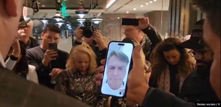 Impedido de comparecer à posse de Trump, Bolsonaro participa de oração por vídeo