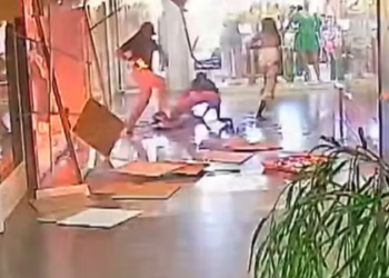 Investigação aponta vingança como motivação do crime que deixou quatro feridos e causou pânico no centro comercial.