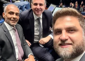 O Teatro das Alianças: Garotinho, Paes e o Jogo de Narrativas