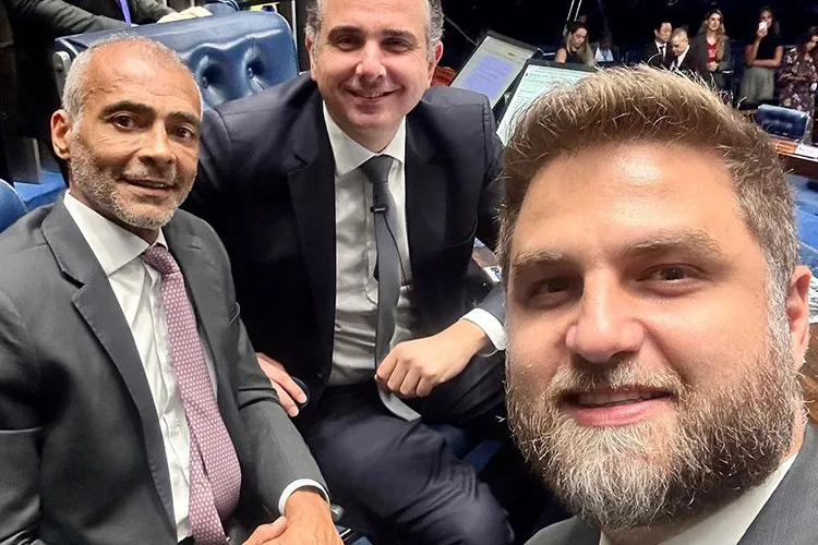 O Teatro das Alianças: Garotinho, Paes e o Jogo de Narrativas
