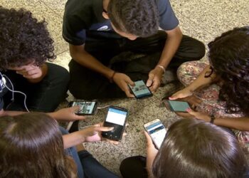 MEC lança guias sobre uso de celulares em ambiente escolar