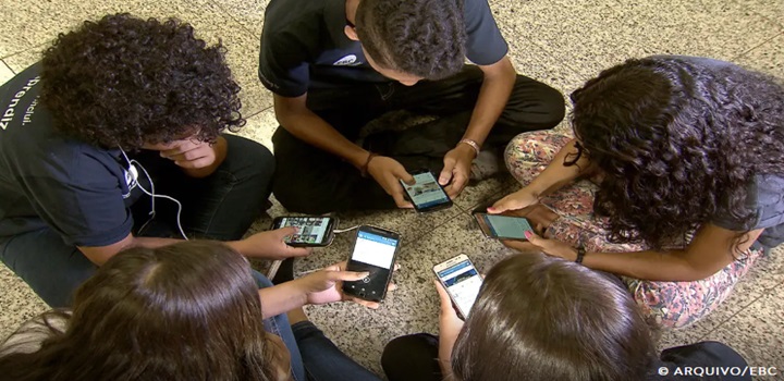 MEC lança guias sobre uso de celulares em ambiente escolar