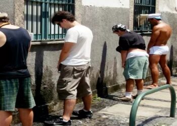 fazer xixi na rua no carnaval multa