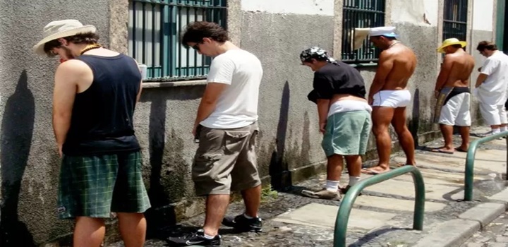 fazer xixi na rua no carnaval multa