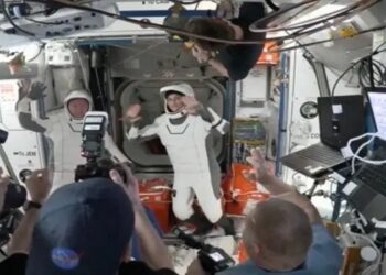 astronautas presos no espaço