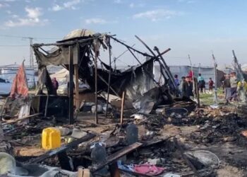 Forças israelenses bombardearam um pronto-socorro no sul de Gaza, matando 15 pessoas. Entre as vítimas estão quatro jornalistas do canal Al Jazeera. Confira os detalhes.