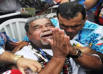 Ao centro da foto está Laíla, carnavalesco homenageado pela campeã Beija-Flor
(Foto: Divulgação)