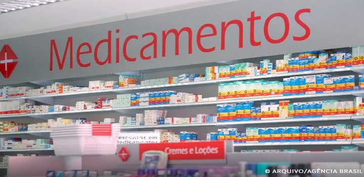 Entidades criticam permissão para farmacêutico prescrever medicamento