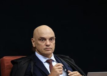 Ministro do STF intimou a defesa de Jair Bolsonaro a se manifestar sobre suposto documento de pedido de asilo à Argentina e descumprimento de medidas cautelares. PF encontrou arquivo em celular do ex-presidente.
