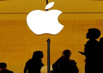 Ações da Apple avançam após reportagem revelar planos para transformar a Siri em um chatbot de IA, sinalizando estratégia mais agressiva da empresa no setor de inteligência artificial.