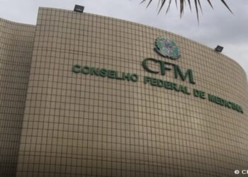 CFM veta terapia hormonal para menor de 18 anos e restringe cirurgias