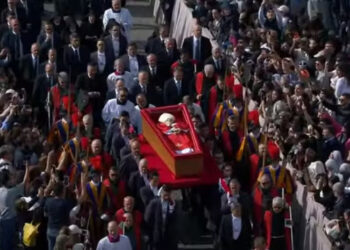 Corpo do papa Francisco passa no meio da multidão de fiéis na praça São Pedro. — Foto: Reprodução