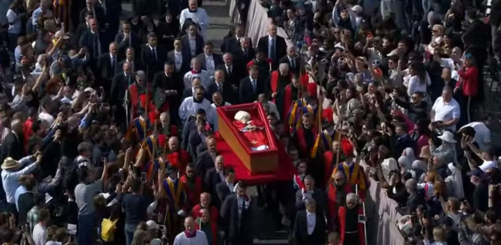 Corpo do papa Francisco passa no meio da multidão de fiéis na praça São Pedro. — Foto: Reprodução
