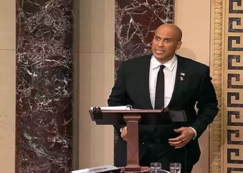 enador americano bate recorde e completa 25 horas de discurso contra políticas de Trump