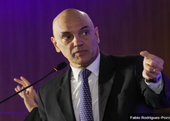 Sanções dos EUA contra Alexandre de Moraes podem afetar cartões de crédito, bancos e contas digitais. Ação foi motivada por acusações de violação de direitos humanos com base na Lei Magnitsky.