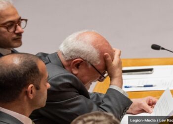 'Como alguém pode tolerar esse horror?': representante palestino na ONU desaba em lágrimas