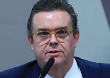 Wolney Queiroz afirma no Senado que fraudes bilionárias no INSS começaram na gestão Bolsonaro. Oposição reage e acusa governo Lula de omissão nas investigações.