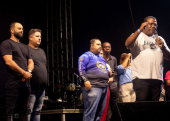O AdoraSom Gospel 2025 reuniu milhares de fiéis em Macaé para uma noite emocionante com Fernanda Brum e artistas locais. Evento celebrou a fé cristã e movimentou o turismo religioso na cidade.