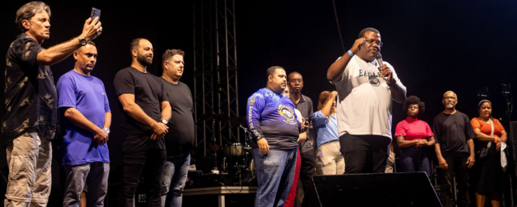 O AdoraSom Gospel 2025 reuniu milhares de fiéis em Macaé para uma noite emocionante com Fernanda Brum e artistas locais. Evento celebrou a fé cristã e movimentou o turismo religioso na cidade.