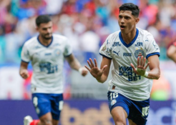 Domingo de clássicos no Brasileirão: Bahia bate o Vitória com um a menos, Corinthians vence o Santos, Vasco goleia com Diniz e São Paulo escapa da zona de rebaixamento.